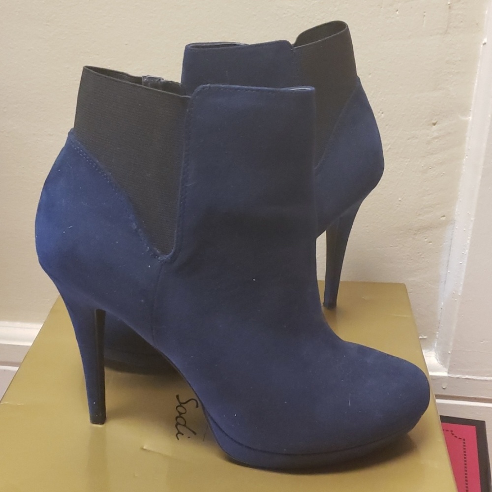 Size 10w Navy Booties, never worn outside